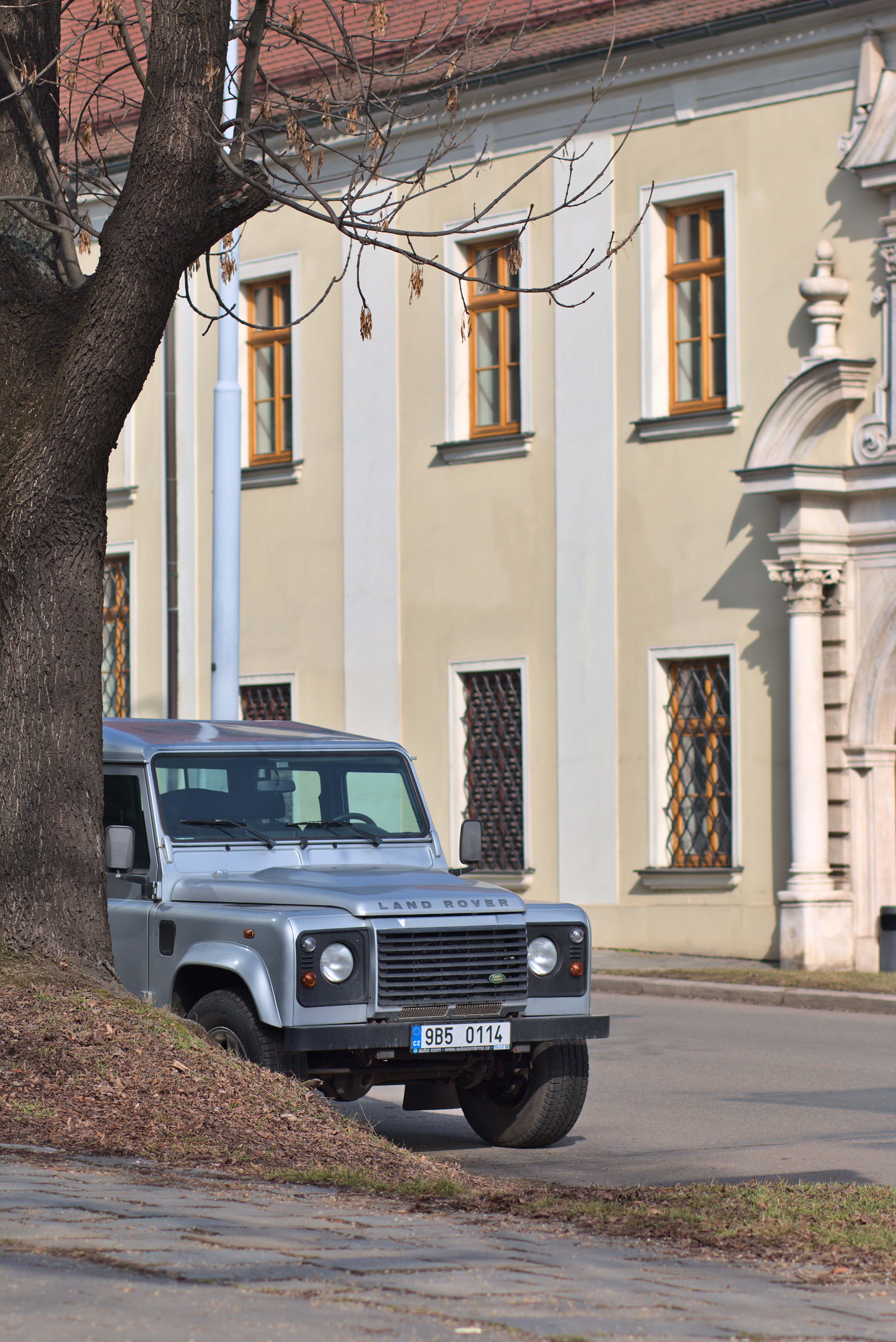 Land-rover Car Suv Gray Building